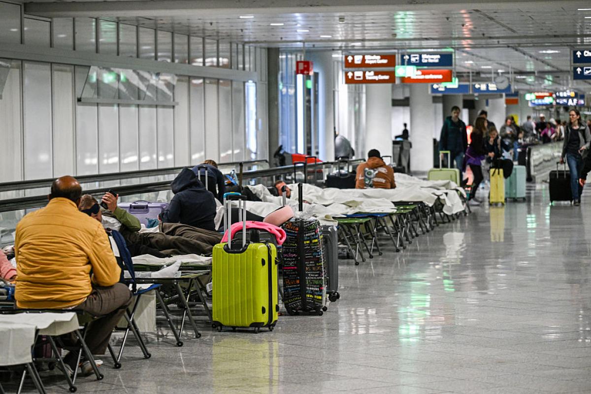 2.	Decenas de pasajeros pasan la noche en el suelo y en camas improvisadas dentro del aeropuerto de Múnich tras la suspensión de operaciones.