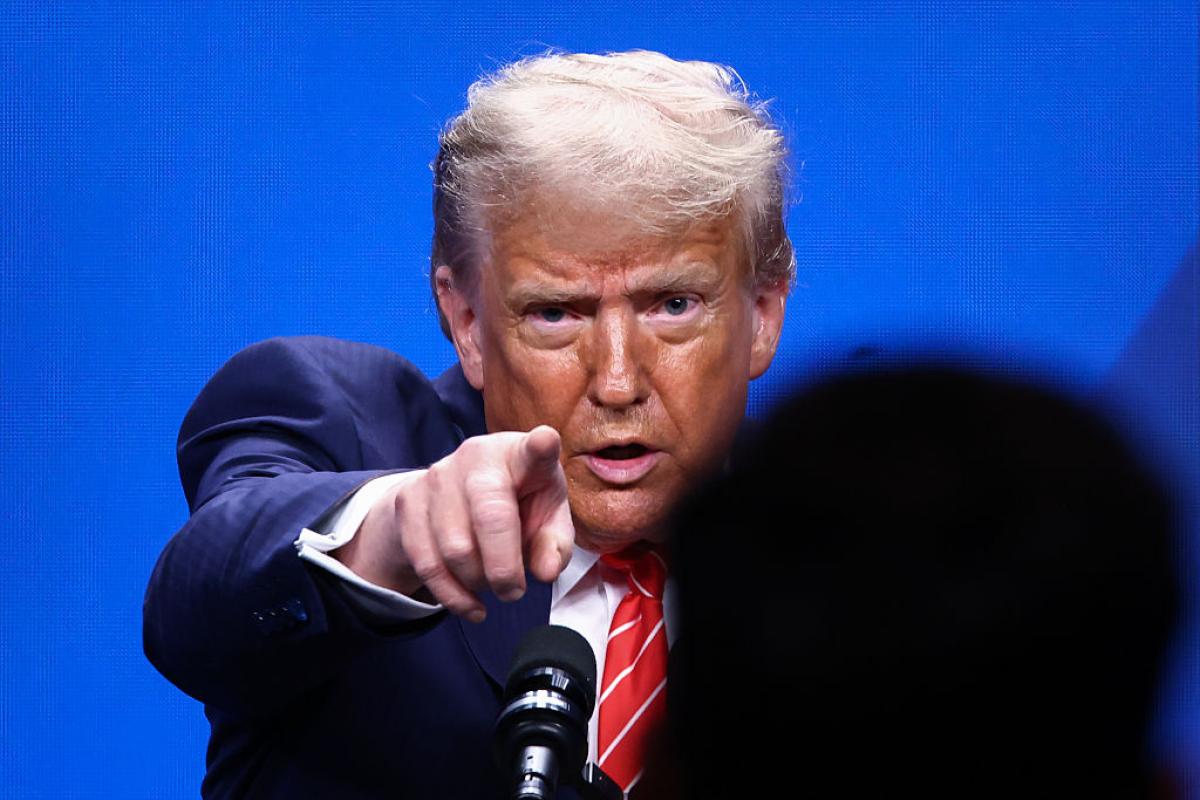 Donald Trump señala en una comparecencia