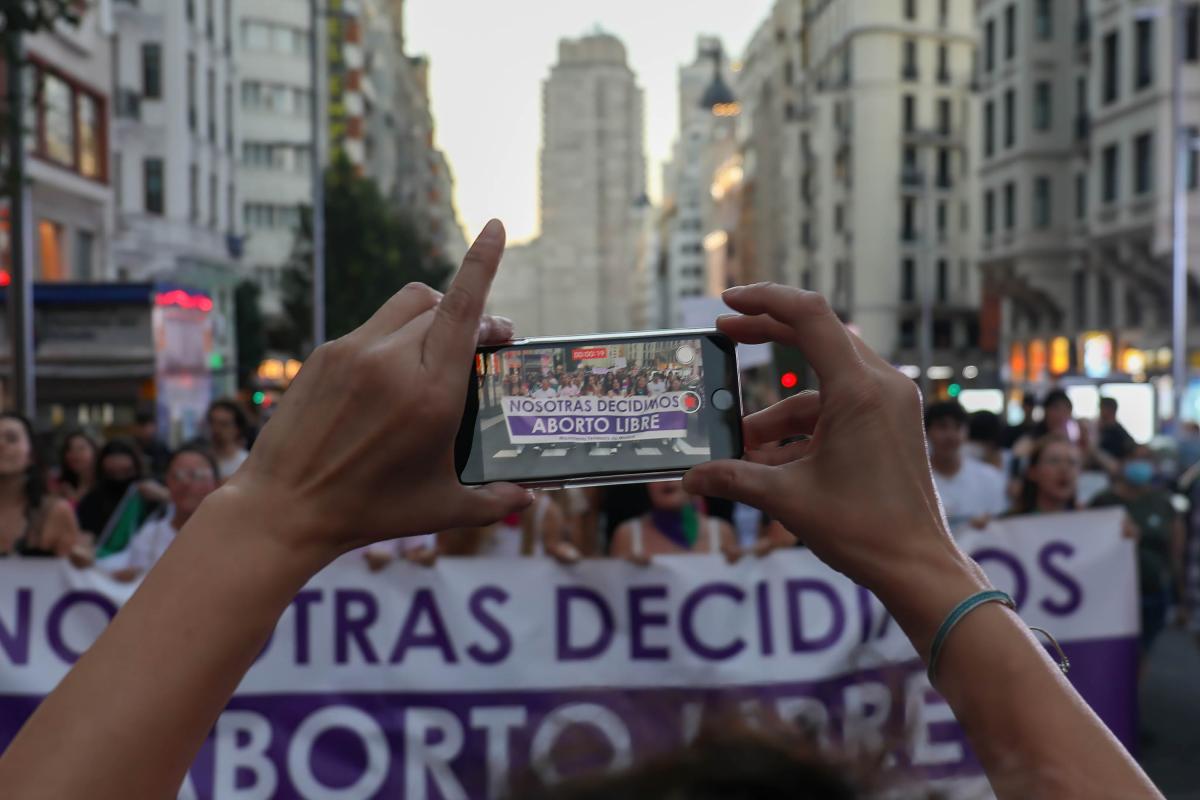 Imagen de archivo, de septiembre de 2023, de una manifestación por los derechos de las mujeres recorriendo la Gran Vía de Madrid.