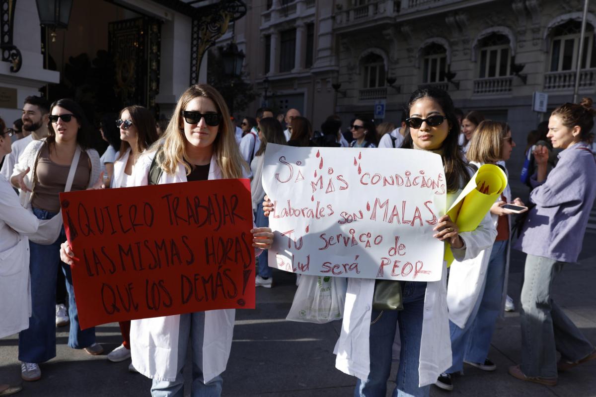 Médicos en la manifestación de Madrid este viernes.