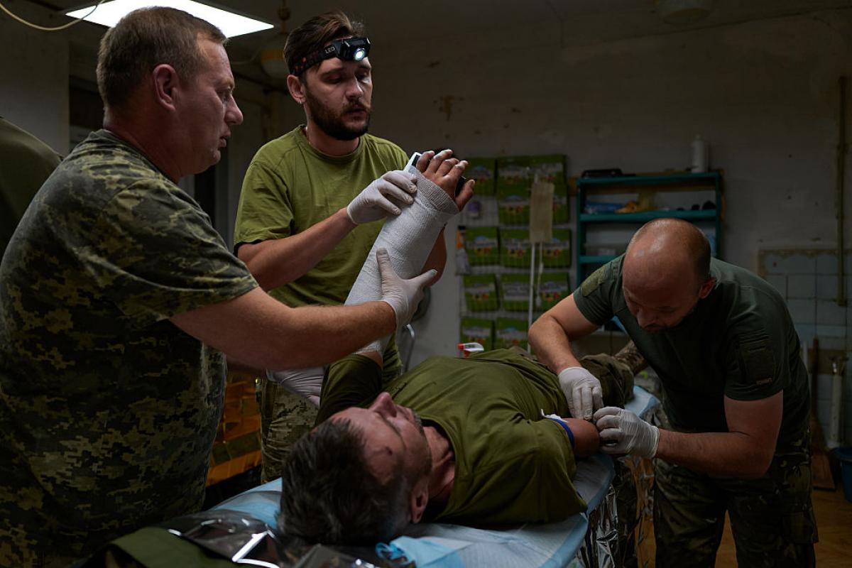 Un soldado ucraniano herido siendo atendido por los médicos de las Fuerzas Armadas de Ucrania, en una imagen de archivo