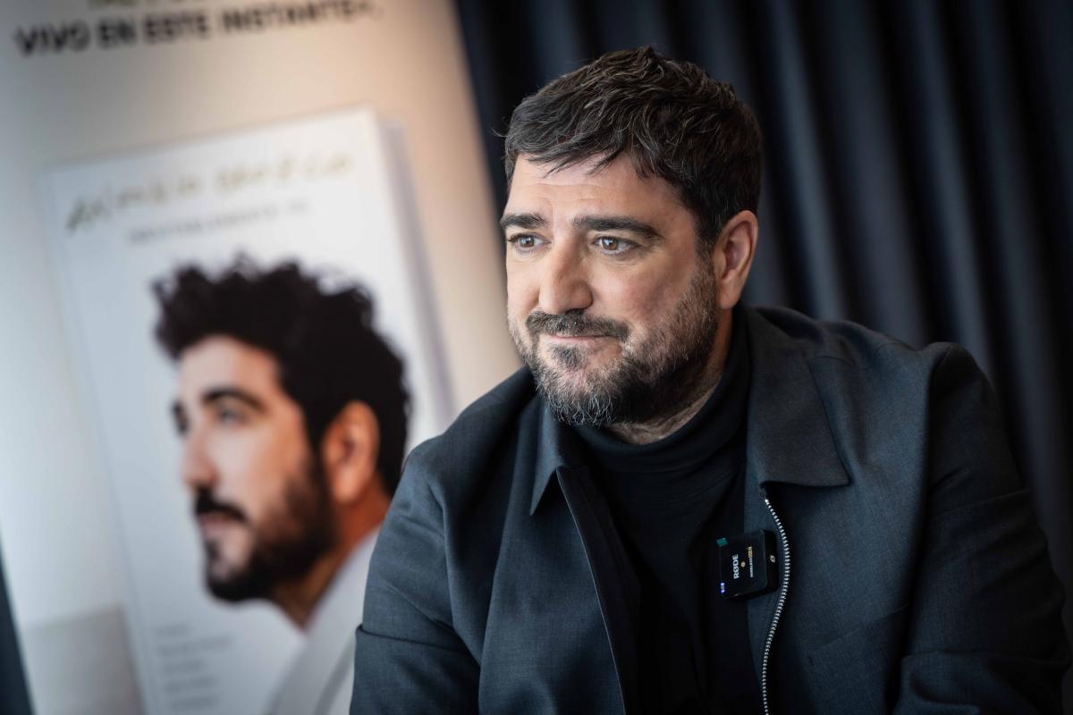 El cantante Antonio Orozco en un momento de la entrevista.