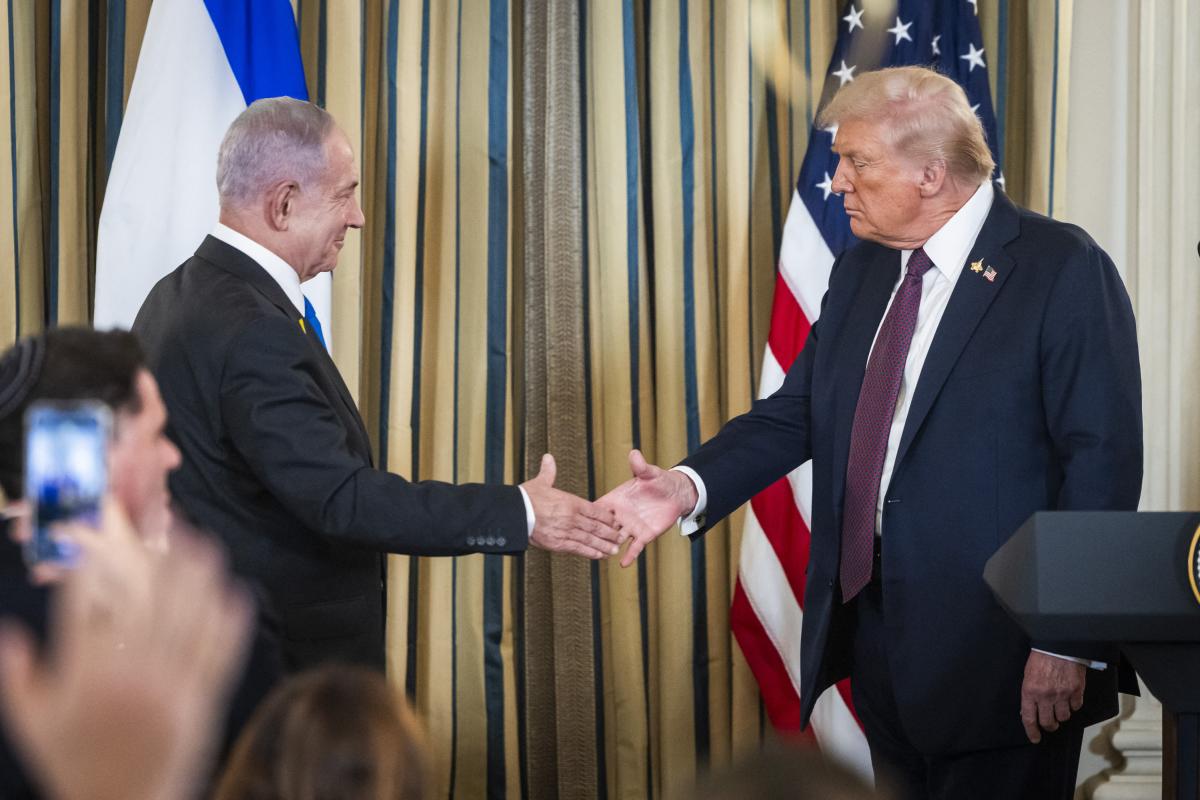 El primer ministro de Israel, Benjamin Netanyahu, y el presidente de EEUU, Donald Trump, antes de estrechar las manos.