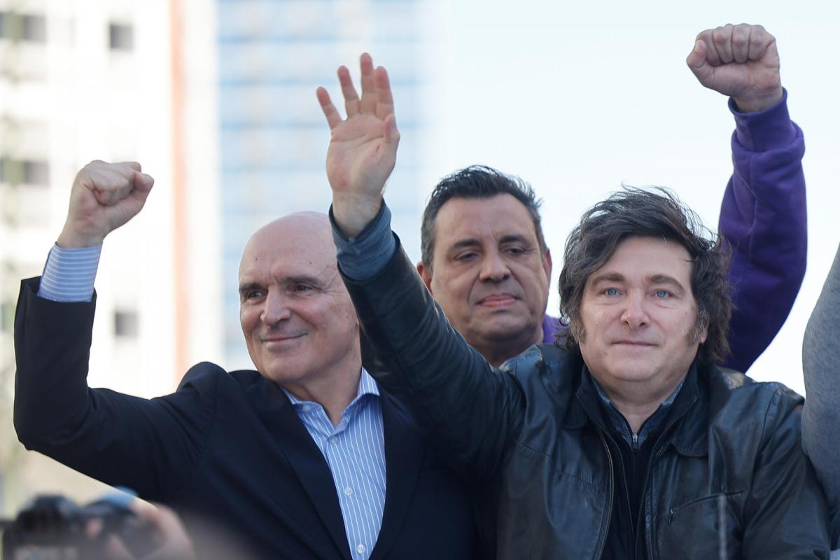 Javier Milei y José Luis Espert saludan durante un acto político de La Libertad Avanza en Buenos Aires.
