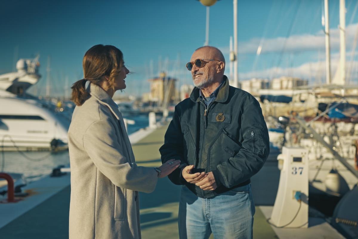 Lara Siscar con Arturo Pérez-Reverte.