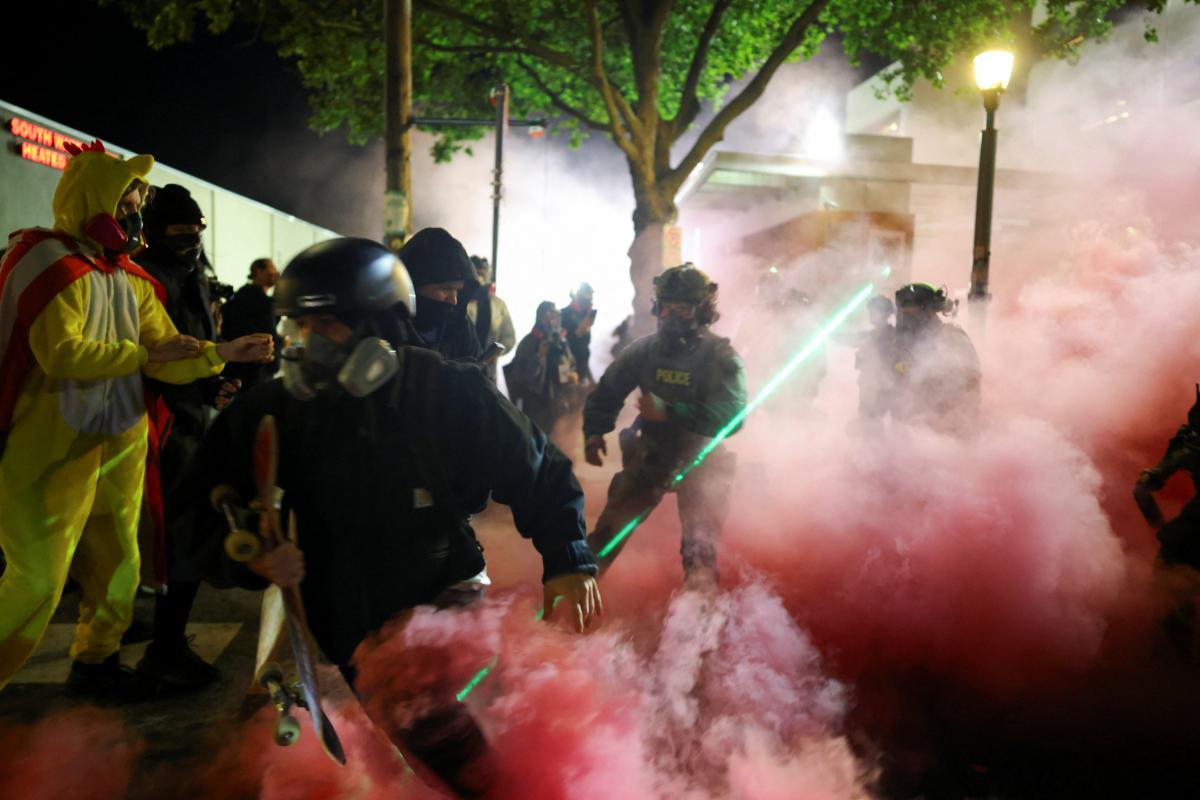 Protestas delante de un centro de detención de migrantes del ICE, en el sur de Portland (Oregón, EEUU).