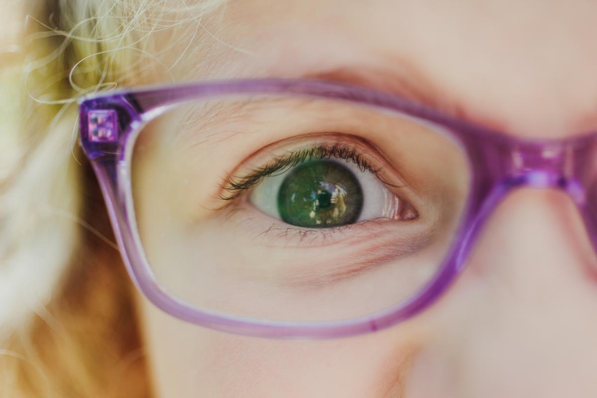 Imagen de archivo de una niña con gafas.
