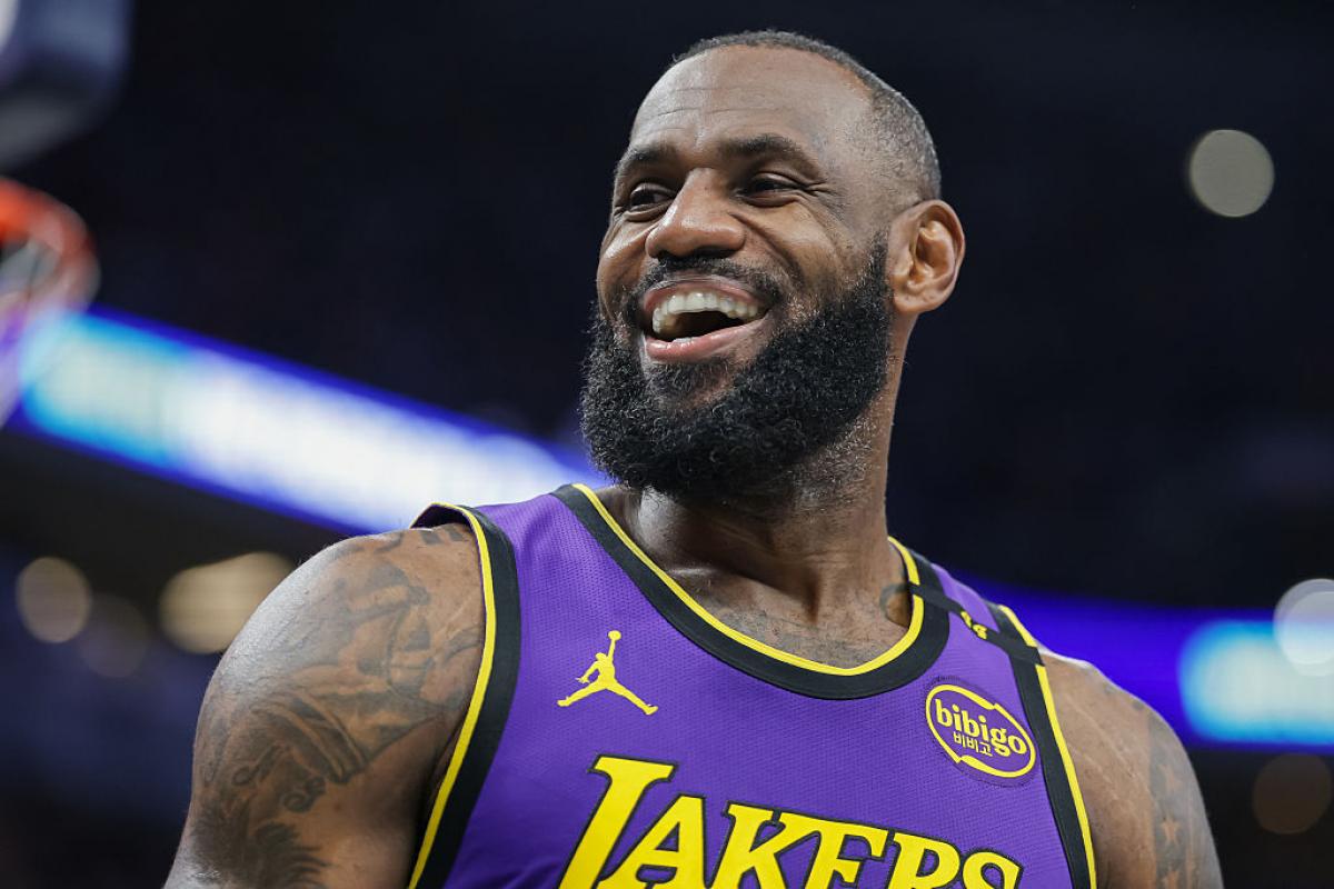 LeBron James se ríe durante un partido con sus Lakers