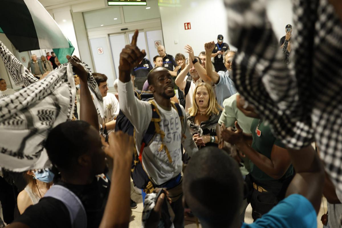 Llegada  a Barajas, en Madrid, de otro grupo de activistas españoles que integraban la flotilla Global Sumud