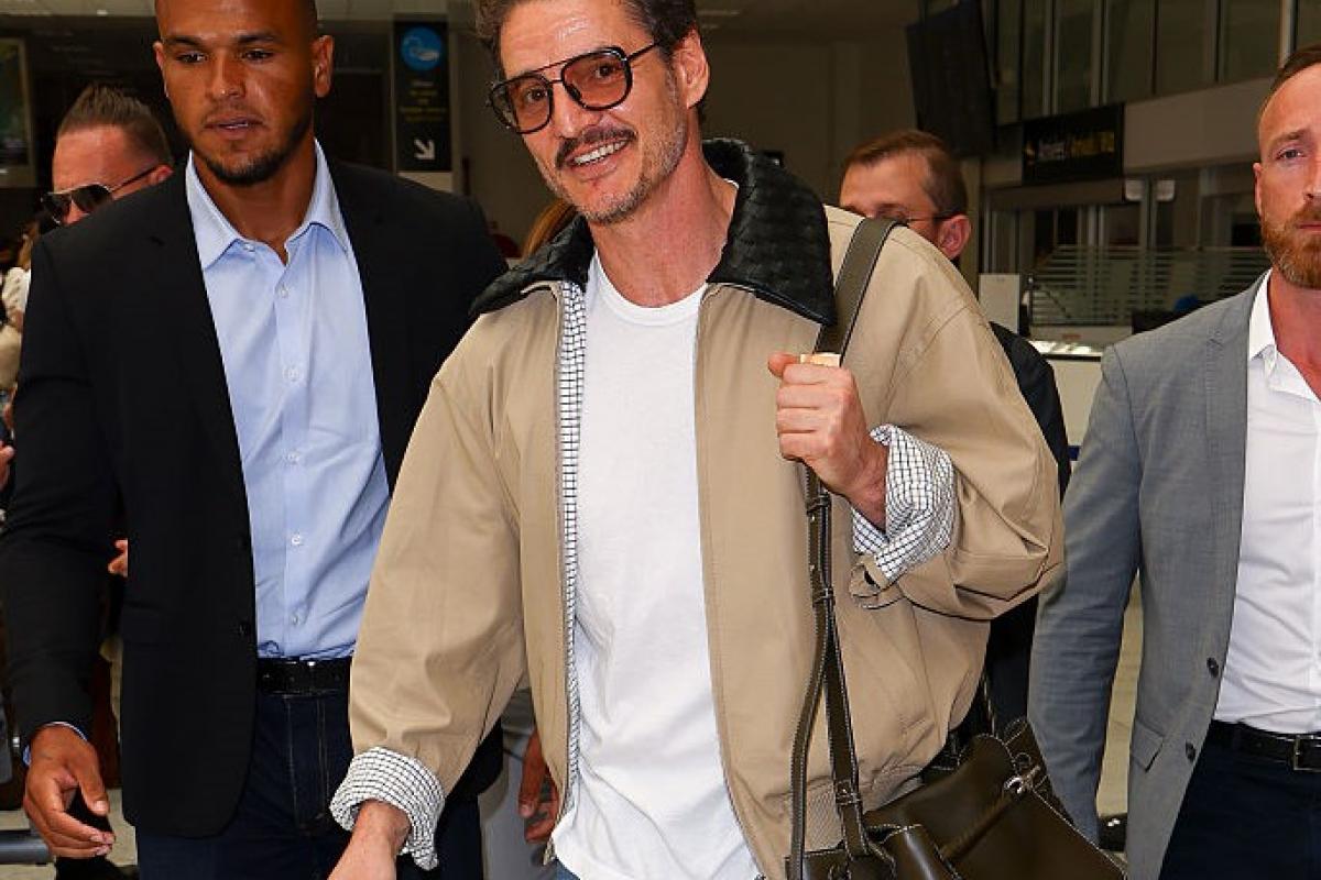 Pedro Pascal con un bolso de Bottega Veneta.