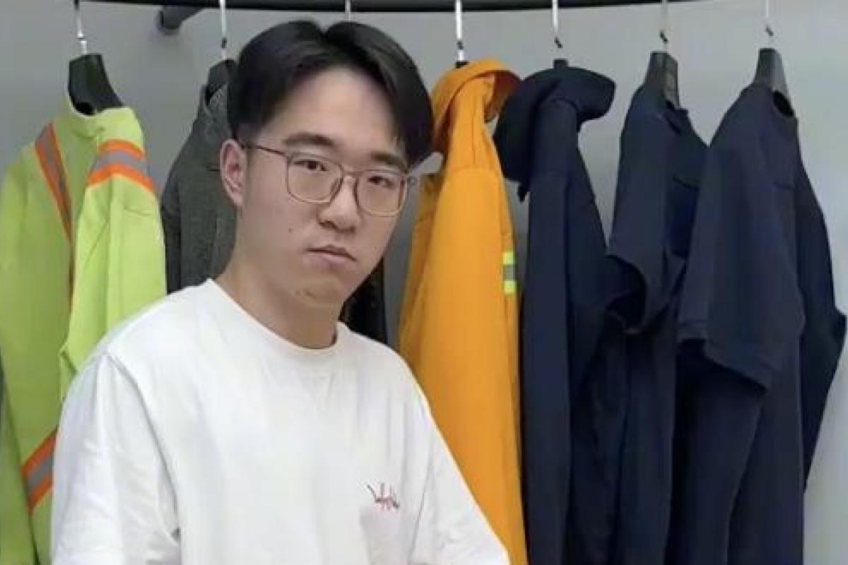 Un hombre prueba una chaqueta “antipuñaladas” en un vídeo viral de TikTok