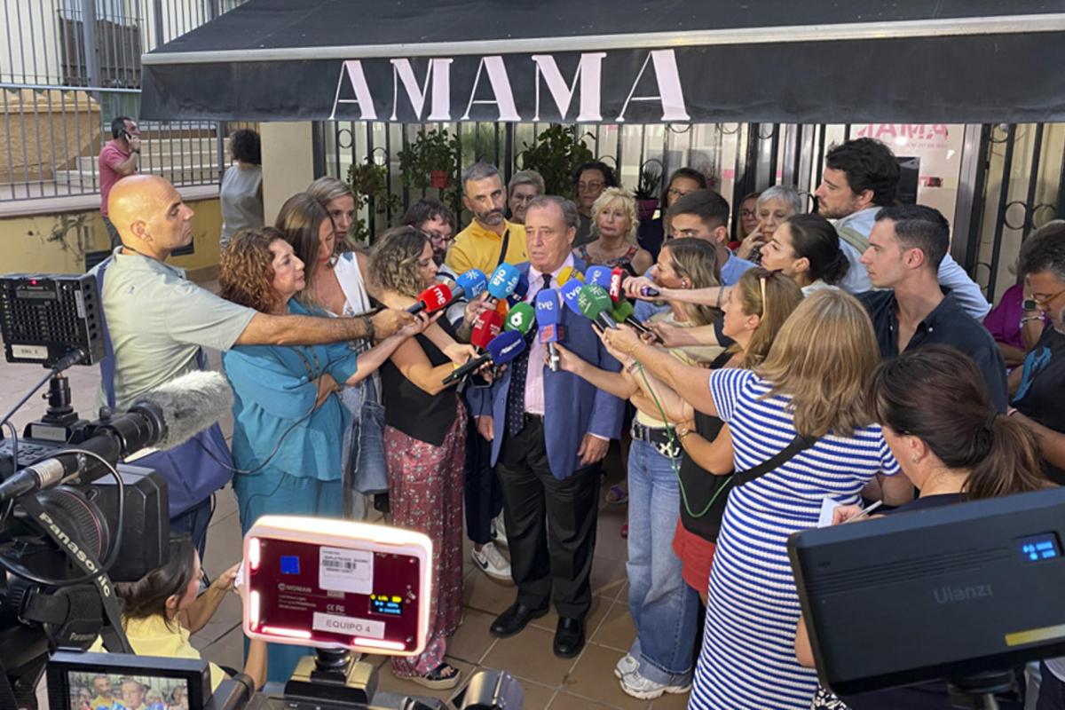 El abogado de la asociación Amama, Manuel Jiménez Soto, atiende a los medios de comunicación ante la sede del colectivo, en Sevilla.