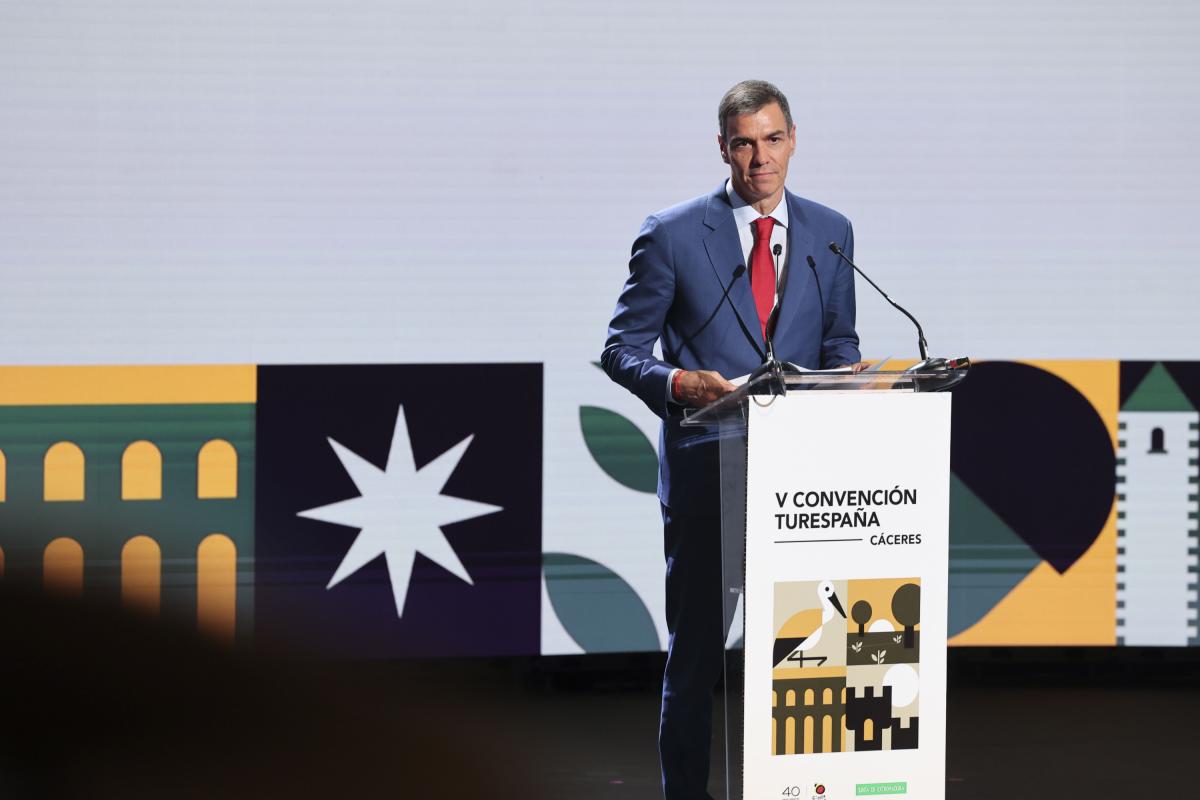 El presidente del Gobierno, Pedro Sánchez, interviene este miércoles durante la jornada inaugural de la V Convención Turespaña, que se celebra en Cáceres, en la que se dan cita empresarios del sector, agentes de TurEspaña y representantes de las distintas administraciones públicas del Estado.