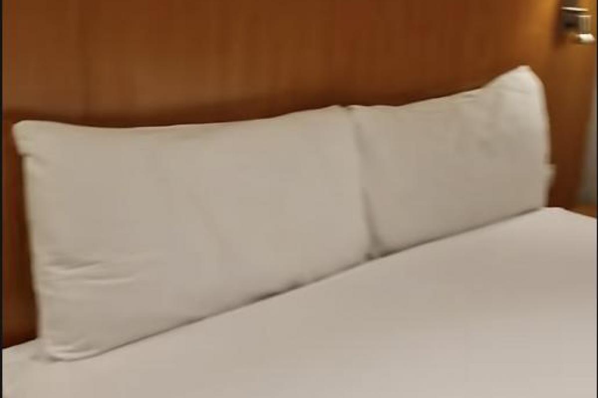 La periodista Neti  muestra en TikTok su suite de hotel de lujo sin enchufes junto a la cama.