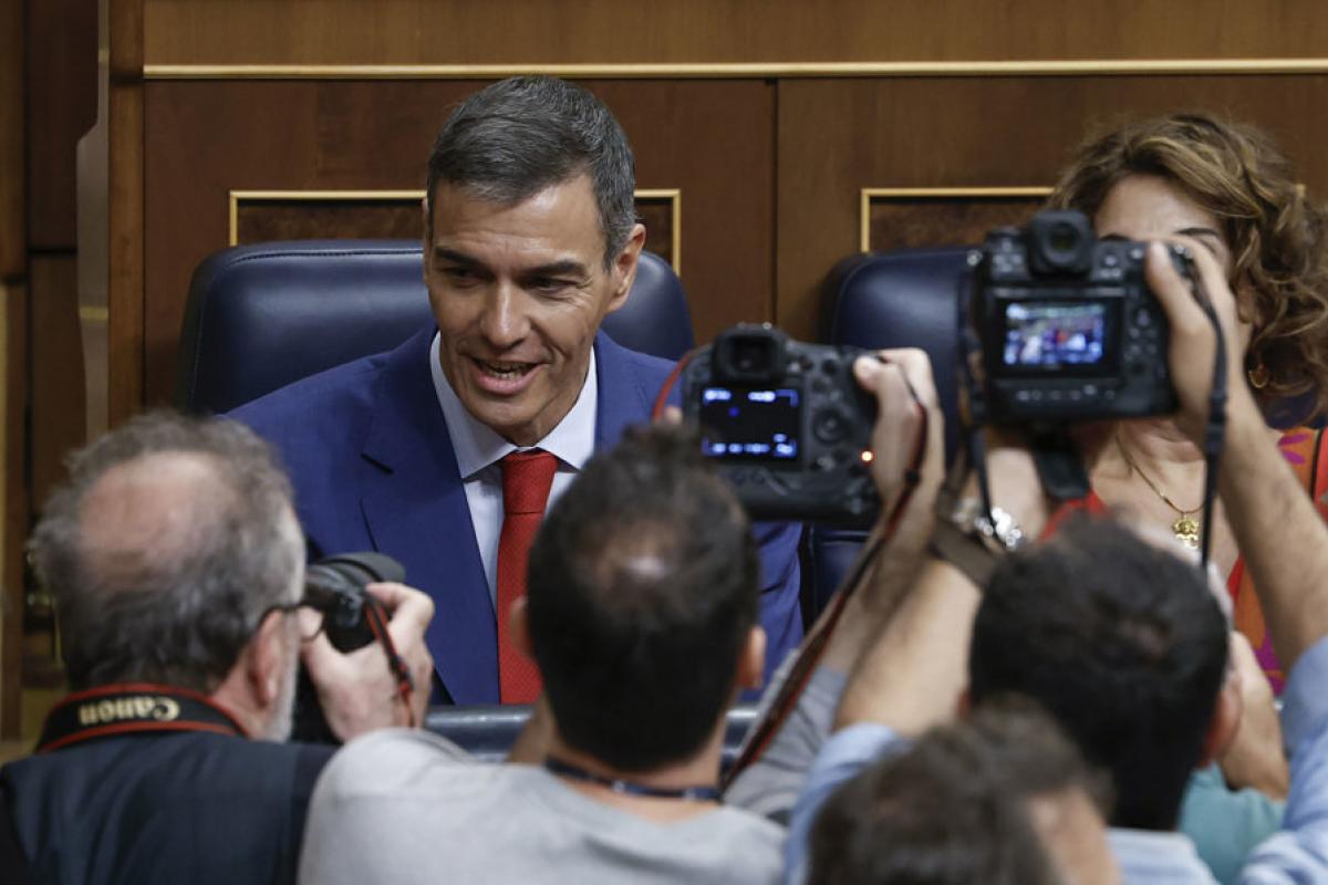 Pedro Sánchez, frente a una nube de fotógrafos este miércoles en el Congreso