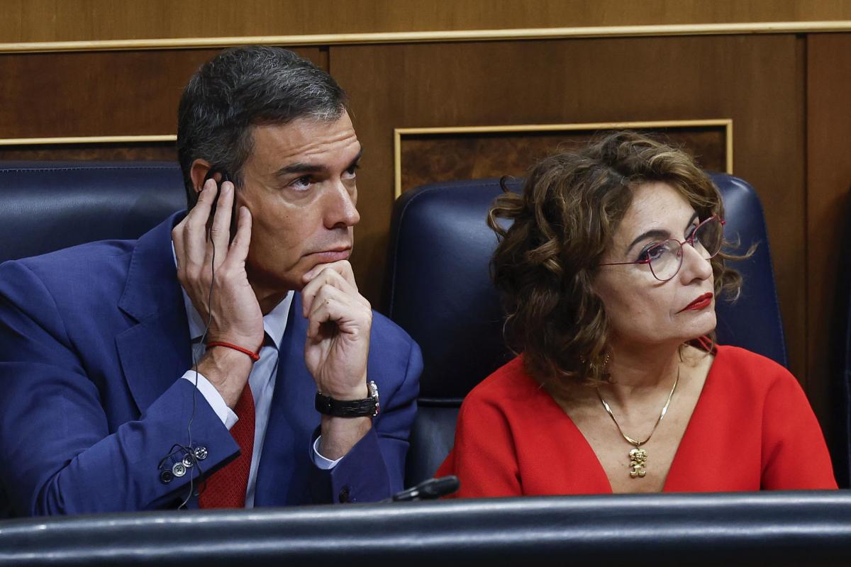 Pedro Sánchez y María Jesús Montero, este miércoles en la sesión plenaria del Congreso de los Diputados.