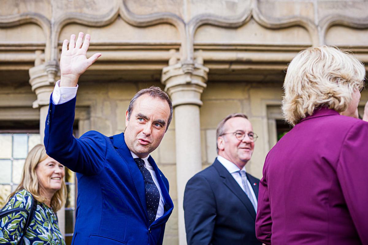 Sébastien Lecornu saluda en un acto