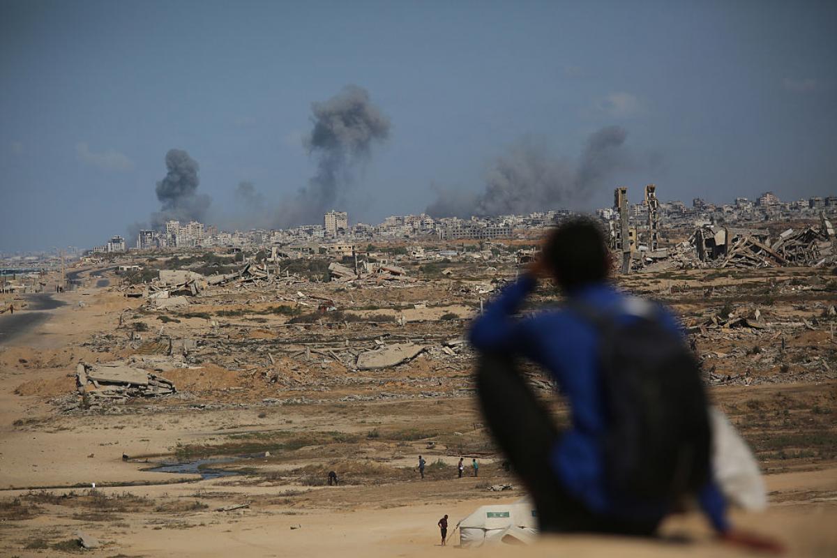 Una persona observa los restos de una explosión en Ciudad de Gaza