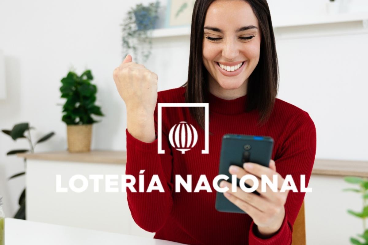 Mujer alegrándose tras ganar la lotería.