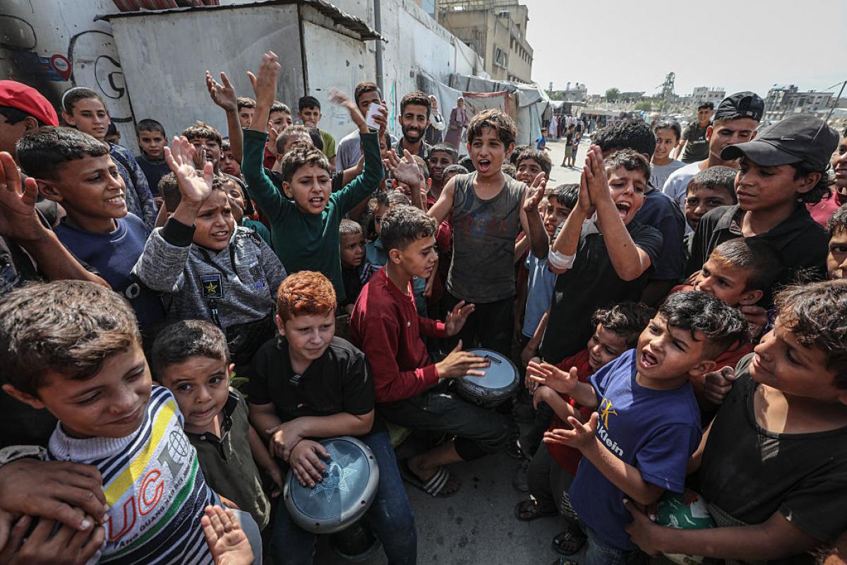 Niños palestinos celebran en Rafah, en el sur de Gaza, el anuncio del alto el fuego.