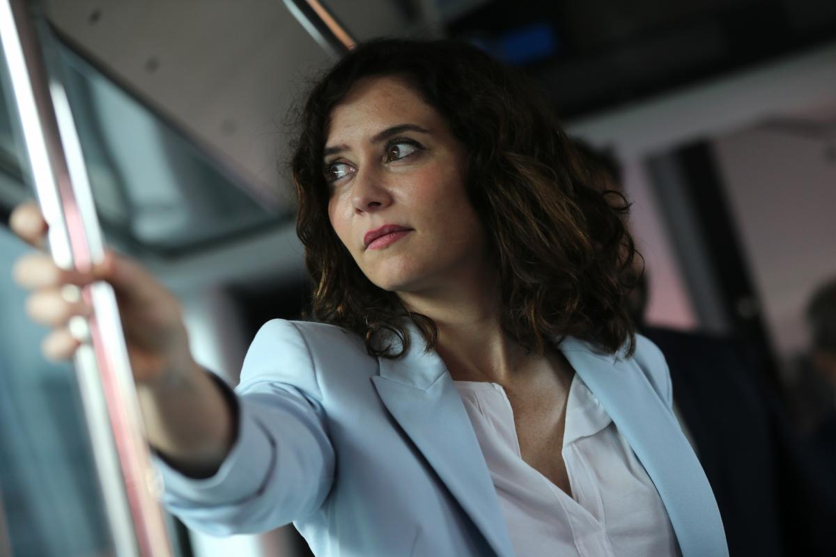 Foto de archivo de la presidenta de la Comunidad de Madrid, Isabel Díaz Ayuso, preocupada porque llega tarde.