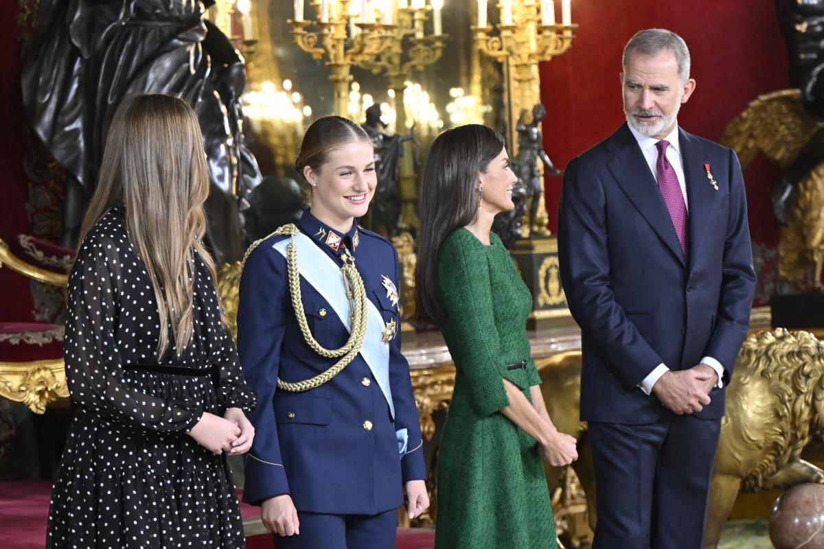 Los reyes Felipe y Letizia, la princesa Leonor y la infanta Sofía en la recepción del 12 de octubre de 2025