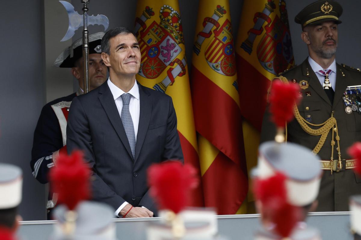 Pedro Sánchez observa a los aviones en el cielo de Madrid.