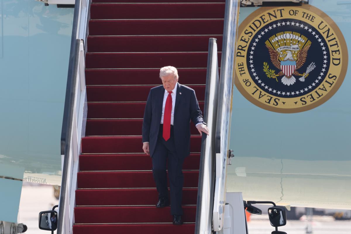 El presidente estadounidense, Donald Trump, tras aterrizar en el aeropuerto Ben Gurión, de Tel Aviv (Israel), para asistir a la firma de la propuesta de acuerdo de paz en Gaza, en Egipto.