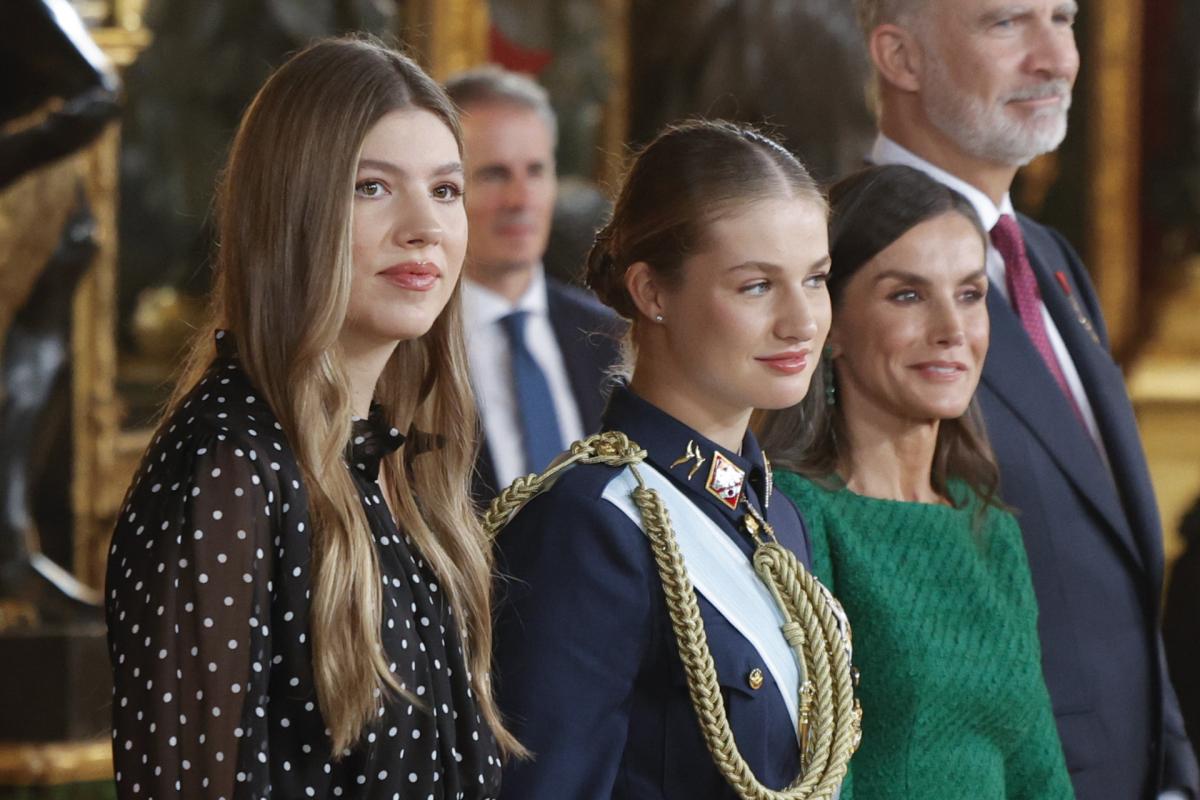 La familia real, en la recepción en el Palacio Real tras el desfile del 12 de octubre de 2025.