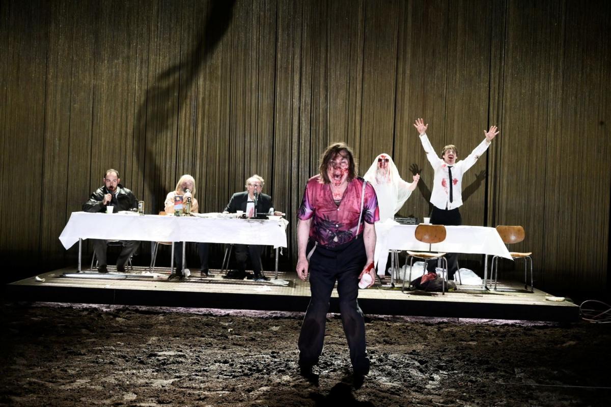 Otro momento de la dramatización del Hamlet de Ostermeier.