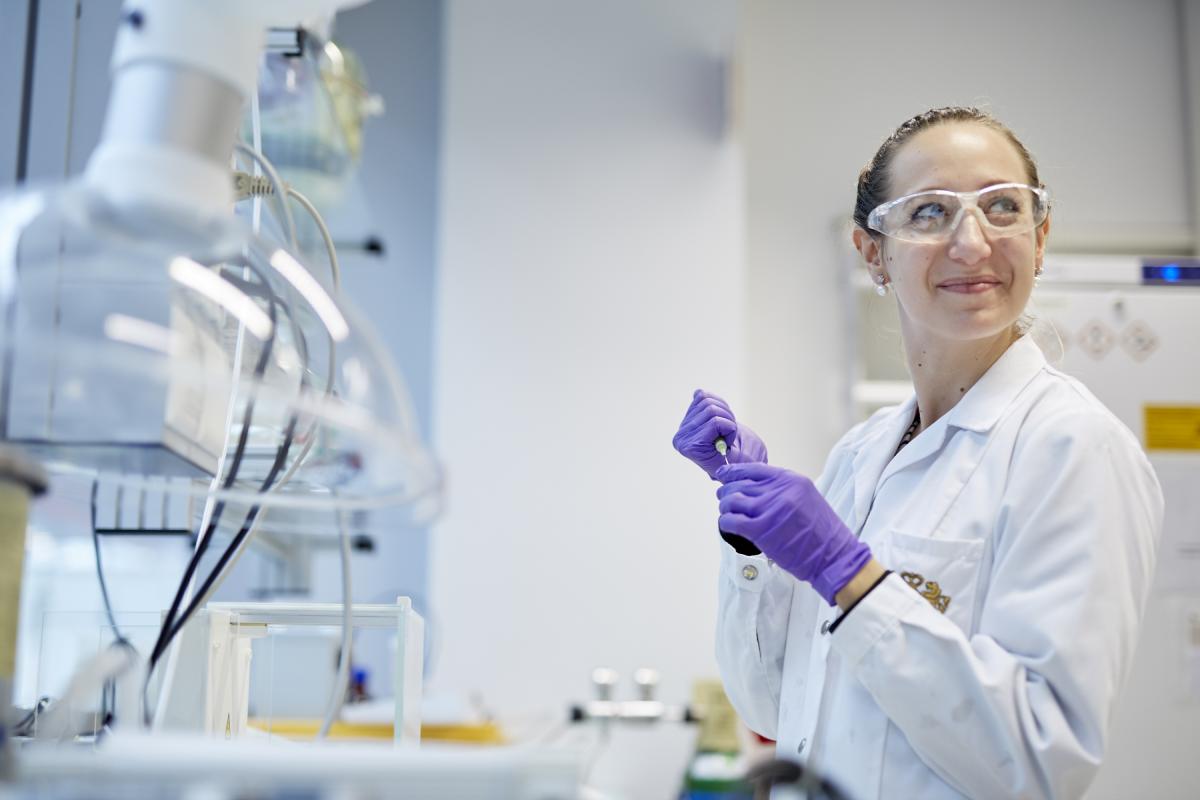 Una científica en uno de los laboratorios de El Cubo de Philip Morris.