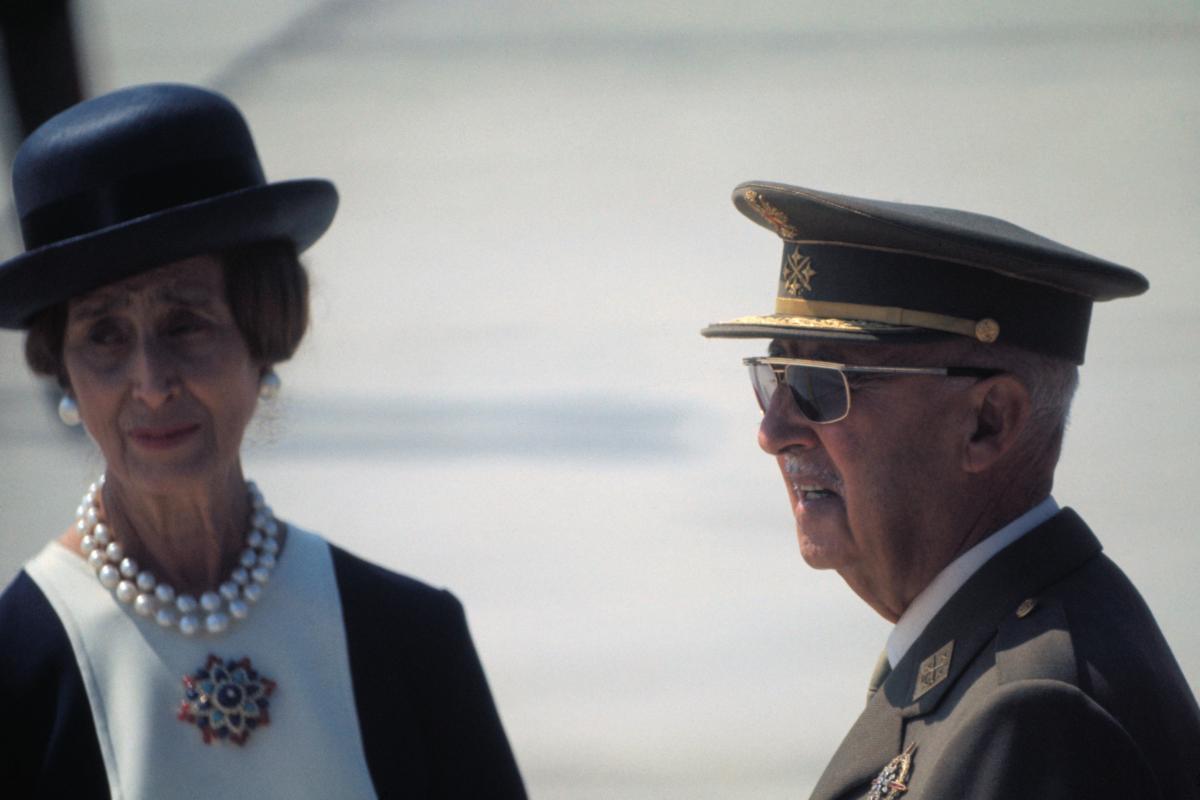 El dictador Francisco Franco y su esposa, Carmen Polo, en una imagen de archivo de 1973.