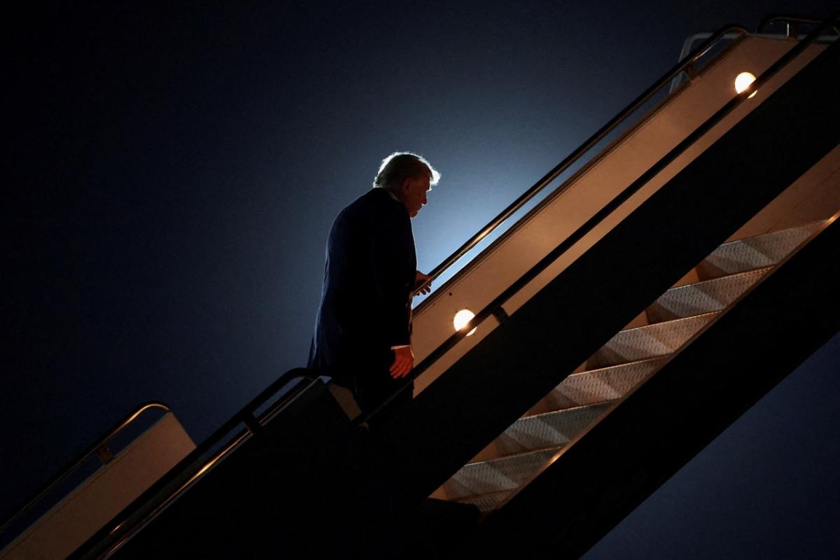 El presidente de EEUU, Donald Trump, sube al Air Force One, tras firmar un acuerdo de paz.