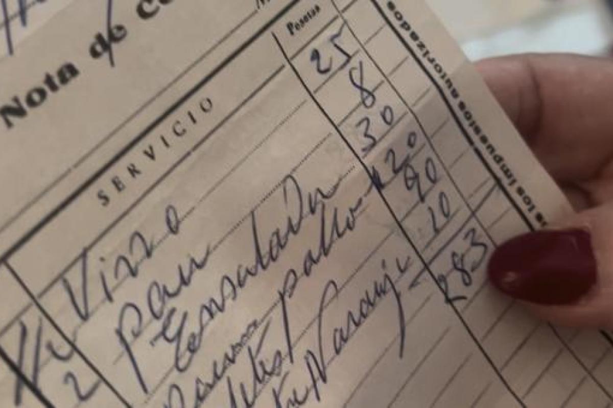 La abuela de Saray muestra ante la cámara los antiguos tickets de bar que guarda desde hace más de 50 años.