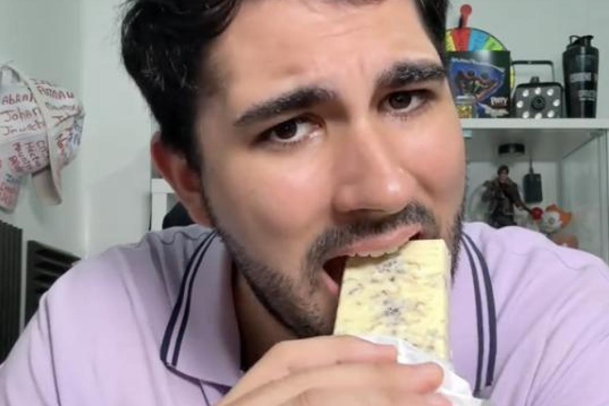 El tiktoker español ChicoGamerrEXE prueba un turrón de Mercadona.