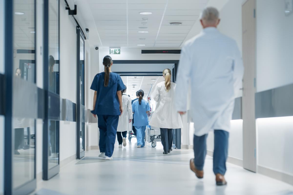 Imagen de archivo del pasillo de un hospital.