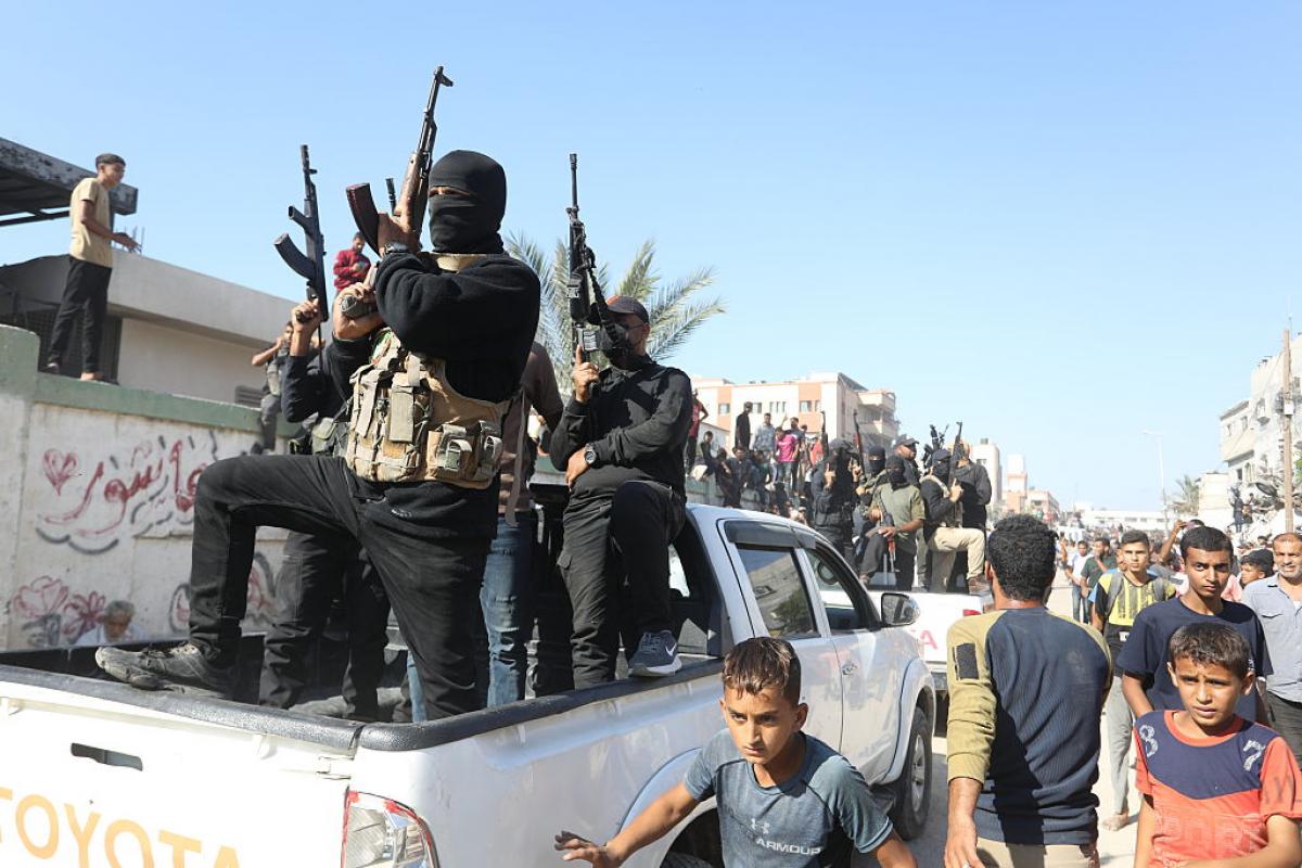 Miembros armados de Hamás escoltan a la Cruz Roja en uno de sus intercambios de rehenes y prisioneros