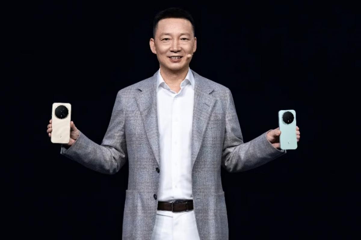 El CEO de Honor, Jian Li, con los nuevos Magic 8 y Magic 8 Pro.