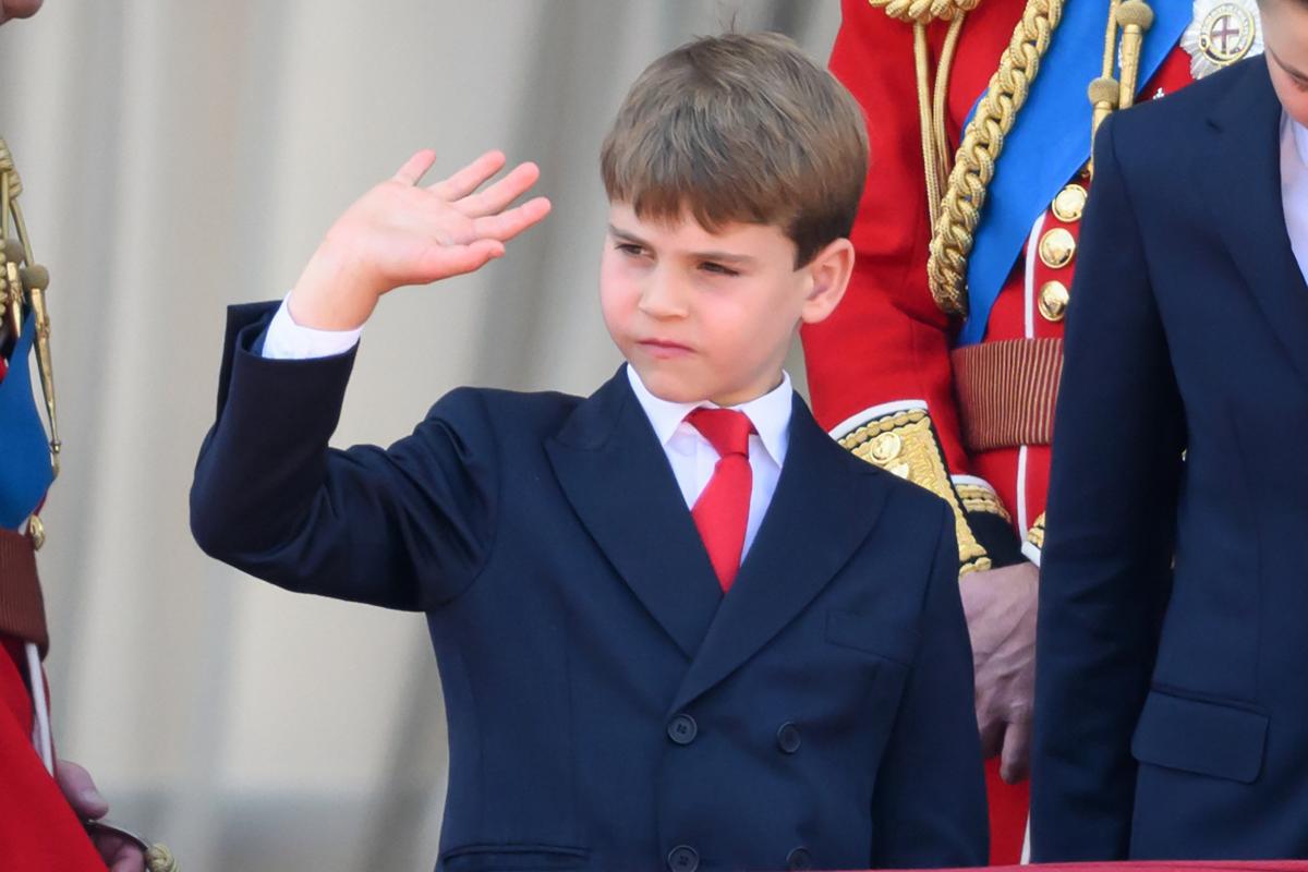 El príncipe Louis saludando en el balcón de Buckingham Palace en la celebración de Trooping the Colour 2025