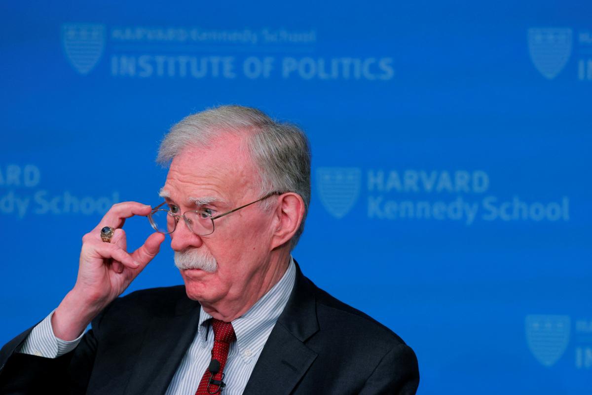 El exasesor de seguridad nacional John Bolton se ajusta las gafas mientras da una conferencia en la Universidad de Harvard.