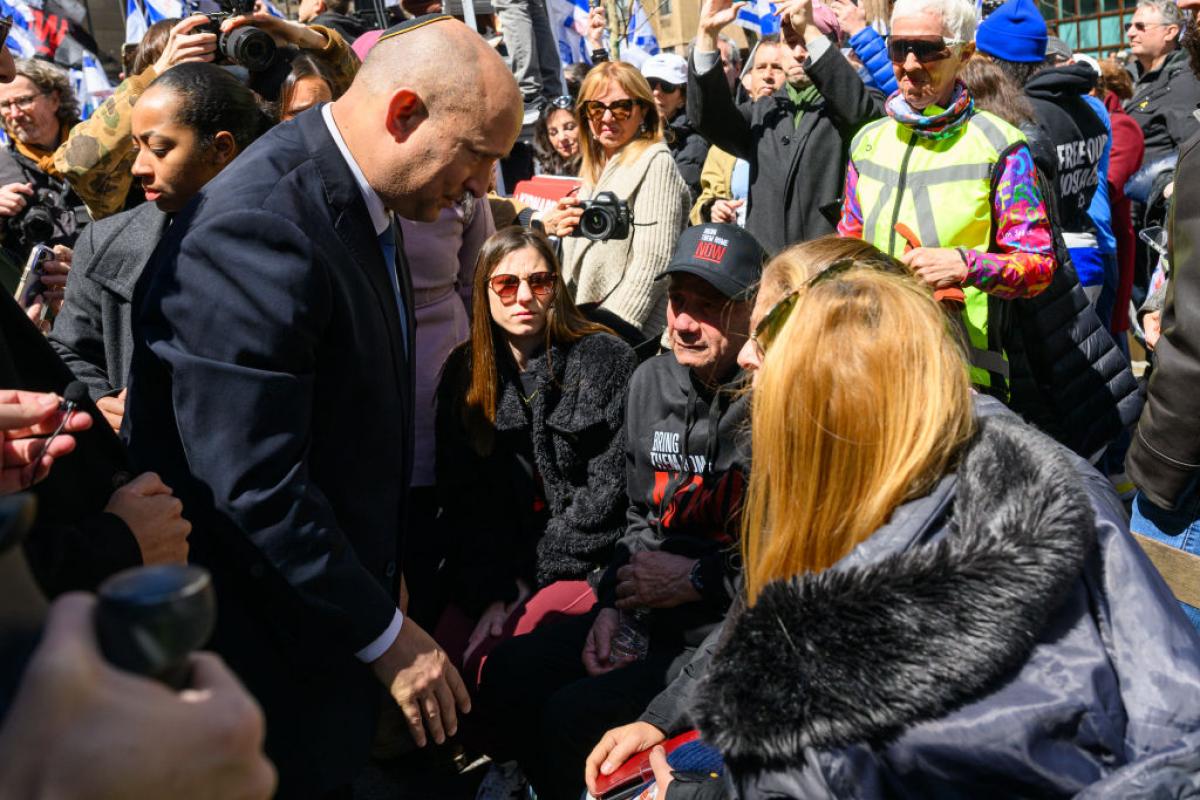El exprimer ministro israelí Naftali Bennett saluda a familiares de rehenes israelíes en manos de Hamás.