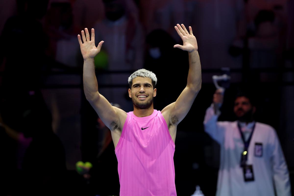 El tenista español, Carlos Alcaraz, saludando a la grada.