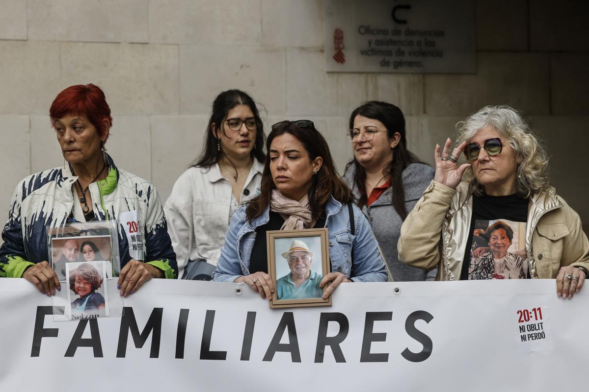 Familiares de las víctimas de la DANA durante una concentración en las inmediaciones de la Ciudad de la Justicia de Valencia.