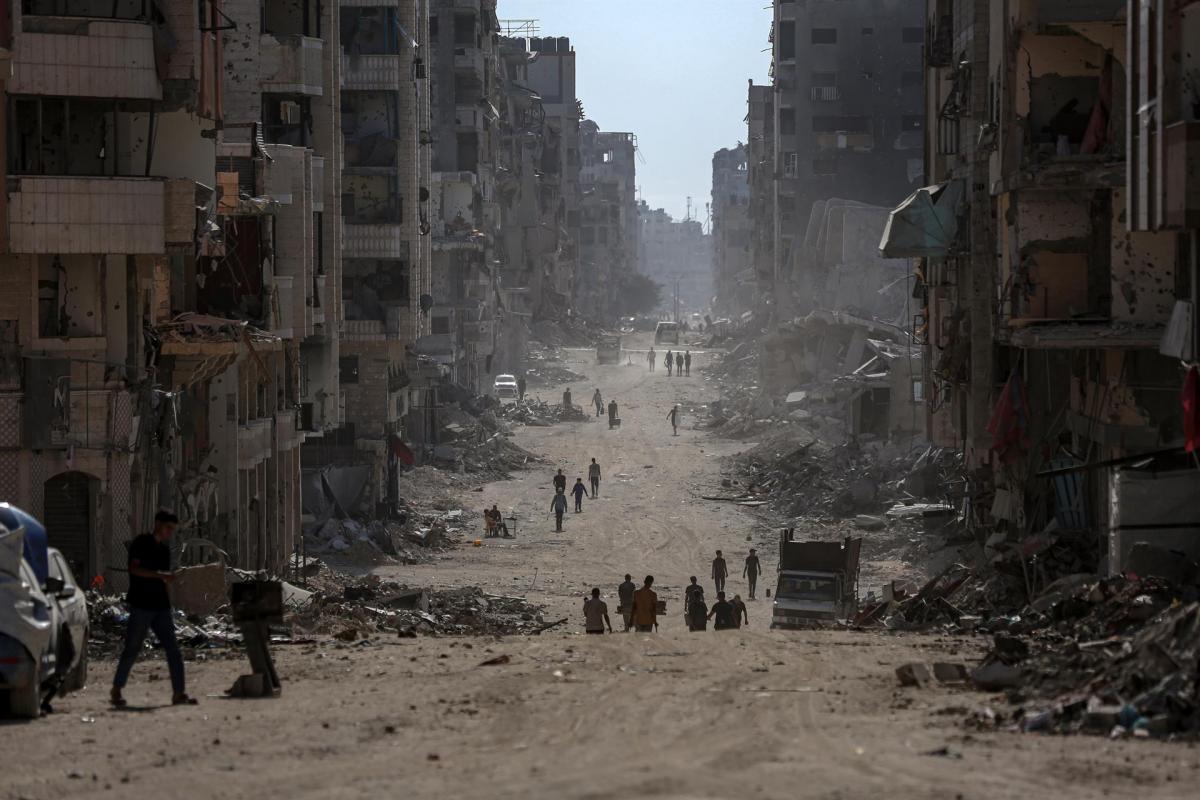 Palestinos regresan a lo que queda de sus barrios en el norte de ciudad de Gaza tras la retirada de las tropas israelíes por el acuerdo de alto el fuego entre Israel y Hamás