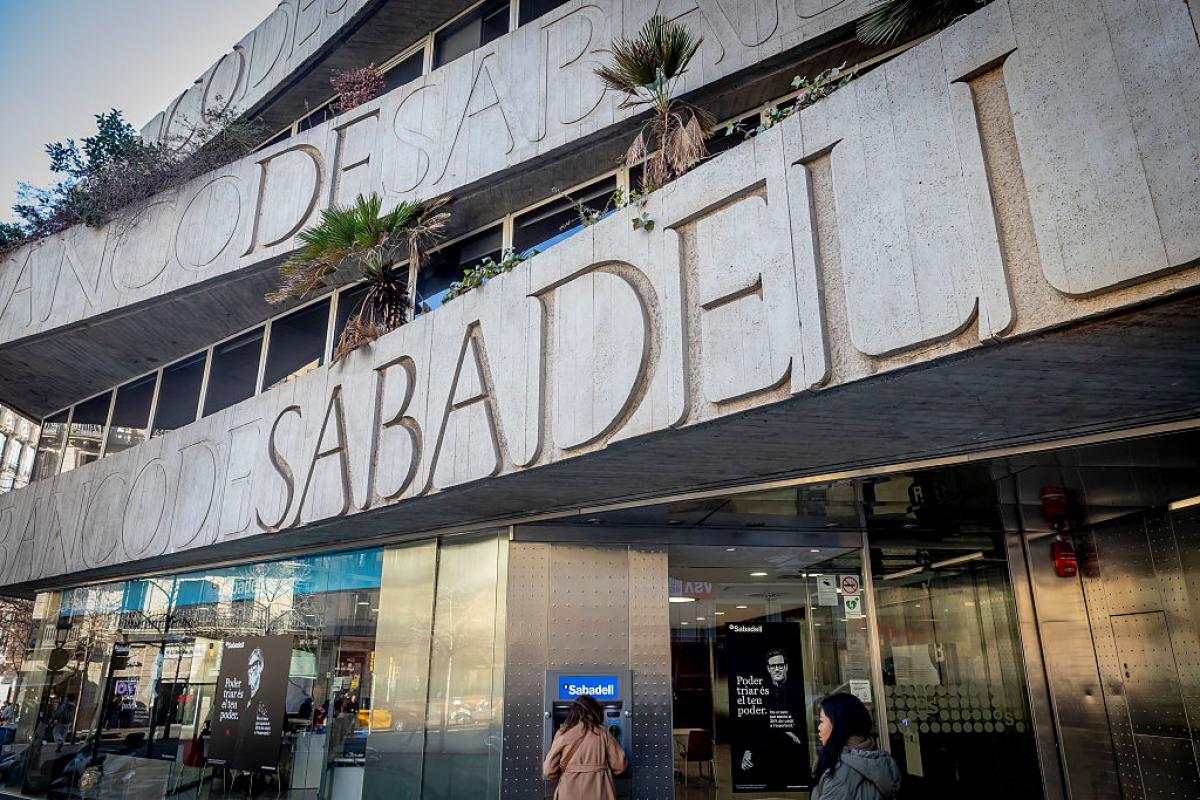 Fachada de la sede del Banco Sabadell en Barcelona.