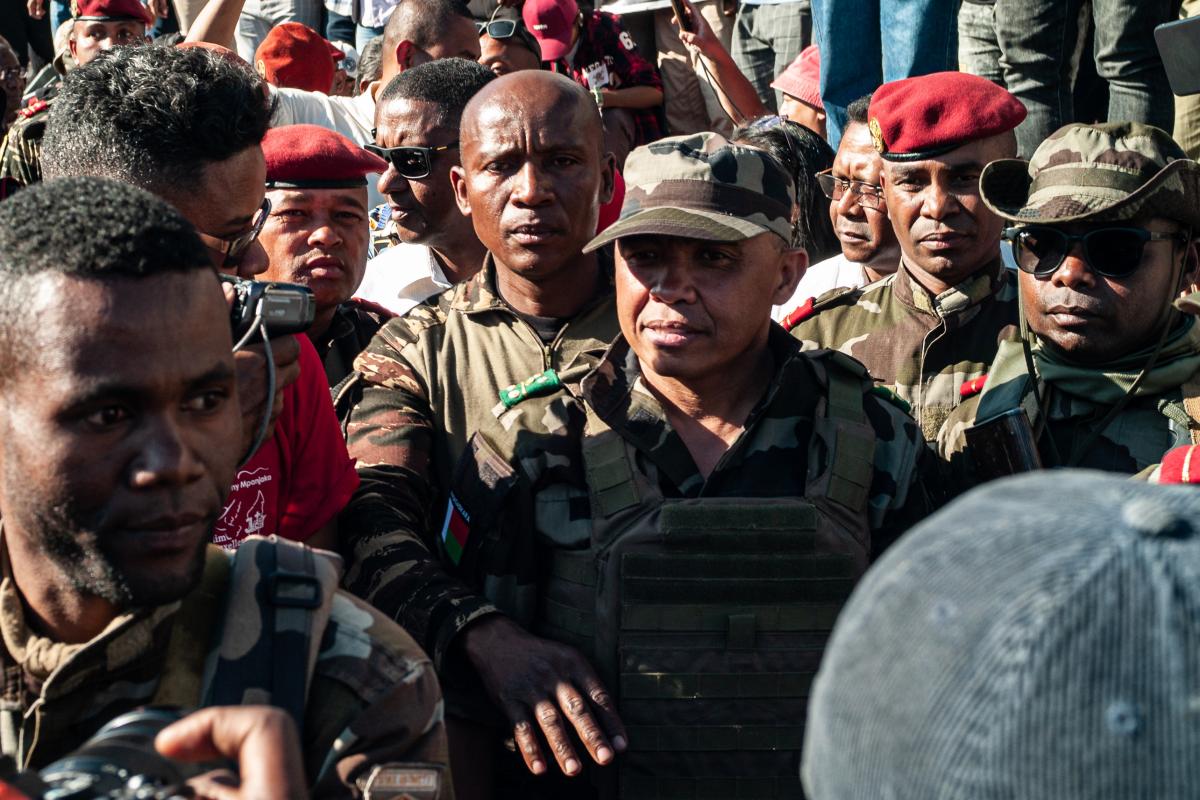 Soldados del Centro de Administración de Personal del Ejército (CAPSAT), liderados por el coronel Michael Randrianirina.