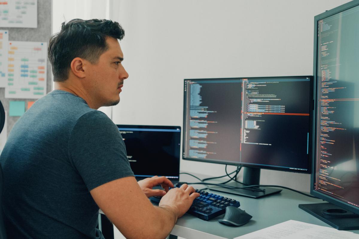 Un programador informático, en el trabajo.