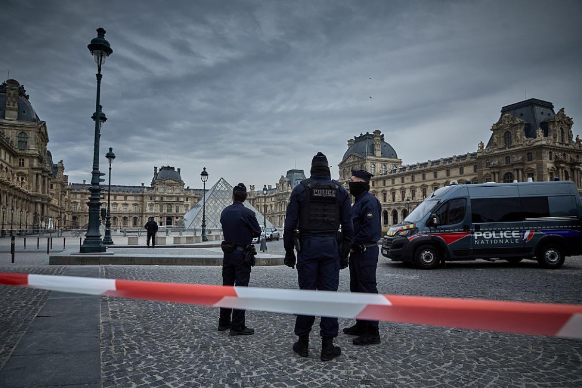 Policías franceses, en el exterior del Louvre tras el robo de joyas de este 19 de octubre de 2025.