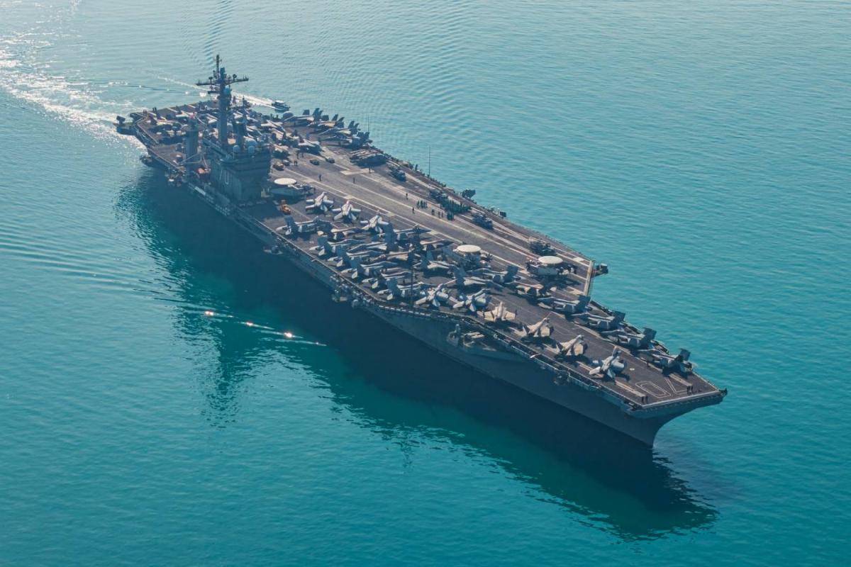 Vista aérea de un portaaviones de la marina