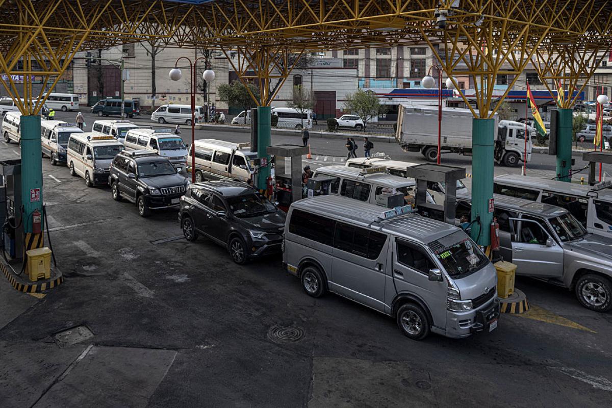 Colas de espera en una estación de servicio de La Paz, en Bolivia.